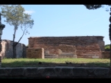 02446 ostia - regio v - insula xi - tempio collegiale (v,xi,1) - altar - treppen - podium - 2016.jpg